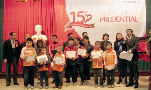 Trao học bổng cho học sinh nghèo quận Cầu Giấy – Hà Nội