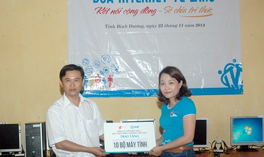 Đại diện Công ty VNG trao tặng 10 máy tính cho trường tiểu học An Lập