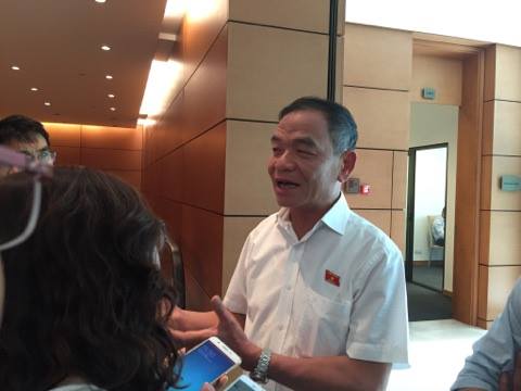 Đại biểu Lê Thanh Vân trao đổi bên hành lang Quốc hội. Ảnh: Lê Phương