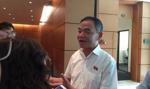 Đại biểu Lê Thanh Vân trao đổi bên hành lang Quốc hội. Ảnh: Lê Phương