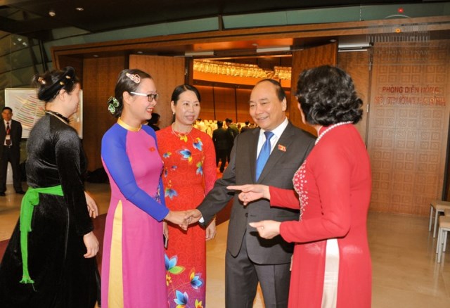 Thủ tướng Nguyễn Xuân Phúc trao đổi với các đại biểu bên hành lang QH. Ảnh: QH