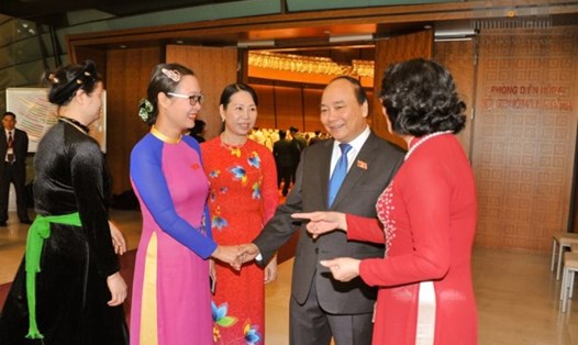 Thủ tướng Nguyễn Xuân Phúc trao đổi với các đại biểu bên hành lang QH. Ảnh: QH