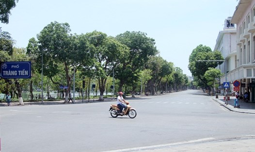 Cuối tuần, Hà Nội nắng nóng đỉnh điểm, phố đi bộ vắng hoe như mùng 1 Tết.