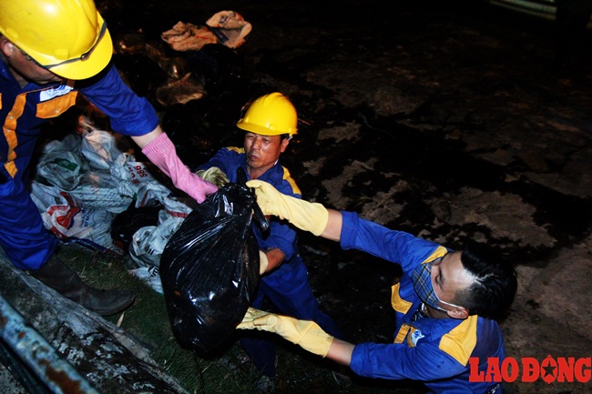 Trắng đêm xử lý tình trạng cá chết ở hồ Hoàng Cầu.