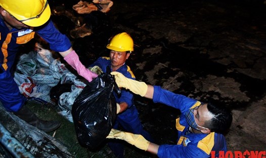 Trắng đêm xử lý tình trạng cá chết ở hồ Hoàng Cầu.