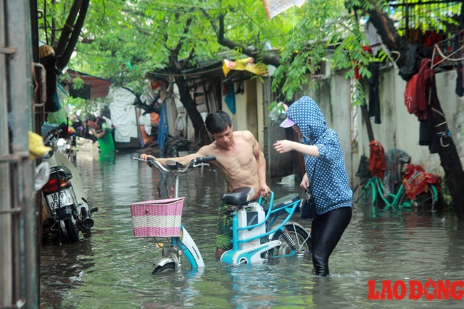 Người dân bị cô lập trong biển nước.