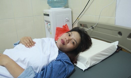 Chị Trần Thị Thanh vẫn đang phải nằm điều trị tại viện. Ảnh Cường Ngô