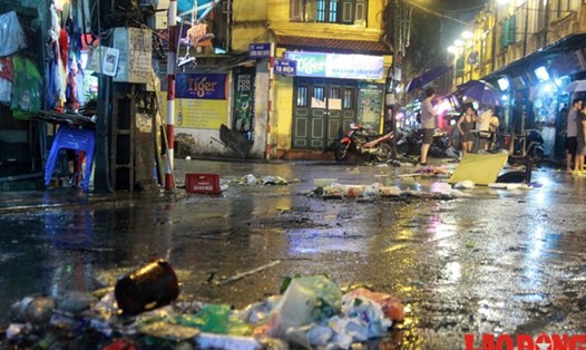 Rác thải tràn ngập phố cổ Hà Nội sau cơn mưa lớn.