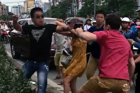 Chỉ vì va chạm giao thông, hai thanh niên người Việt đánh anh Tây chảy máu mũi. Ảnh: Cắt từ clip