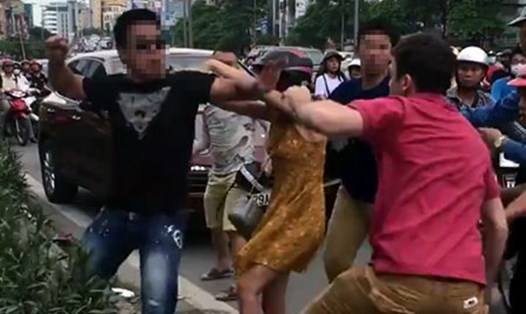 Chỉ vì va chạm giao thông, hai thanh niên người Việt đánh anh Tây chảy máu mũi. Ảnh: Cắt từ clip