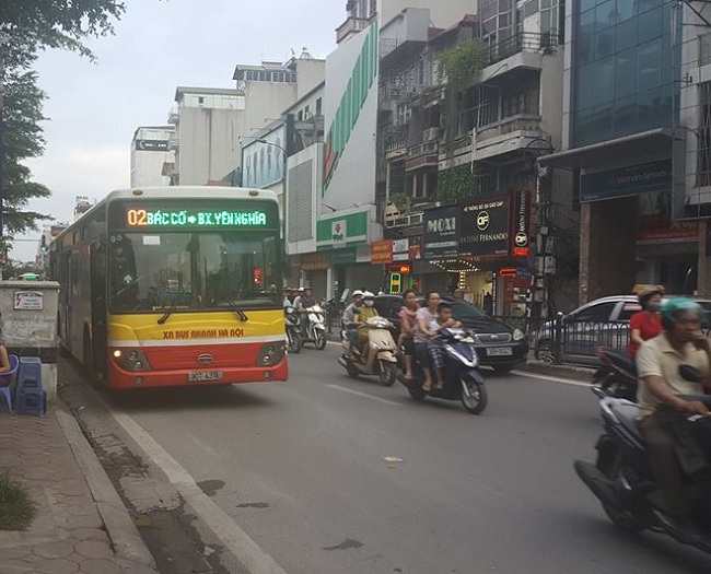 Xe buýt gây tai nạn khiến 1 người bị thương nặng.