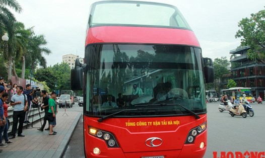 Xe buýt mui trần lần đầu tiên chạy thử nghiệm ở Hà Nội. Ảnh: Cường Ngô