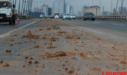  Cầu Nhật Tân lầy lội bùn đất, xe máy phải lấn làn ôtô. Ảnh: C.N