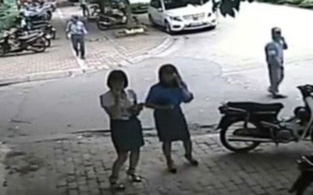 Đơn vị đã tiến hành xử phạt hành chính đối với ông Vũ Minh Lộ - Chủ tịch UBND P.Thanh Xuân Bắc- 150.000 đồng về hành vi không đội MBH. Ảnh: Cắt từ clip