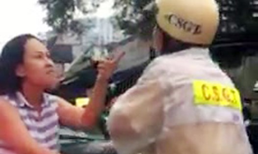Nữ tài xế lăng mạ CSGT. Ảnh: Cắt từ clip.