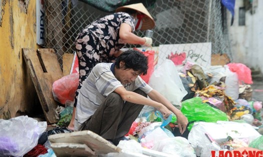 Người đàn ông sống trong căn nhà rác ở Hà Nội