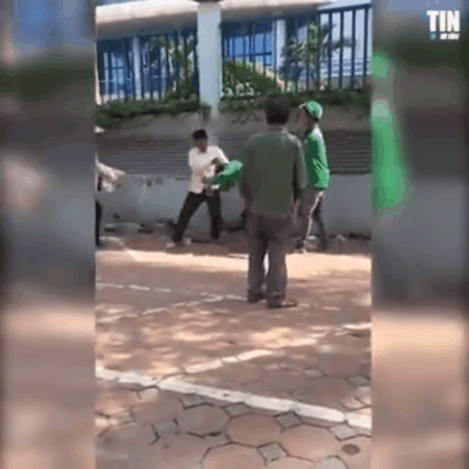 Vụ ẩu đả giữa xe ôm truyền thống và GrabBike.