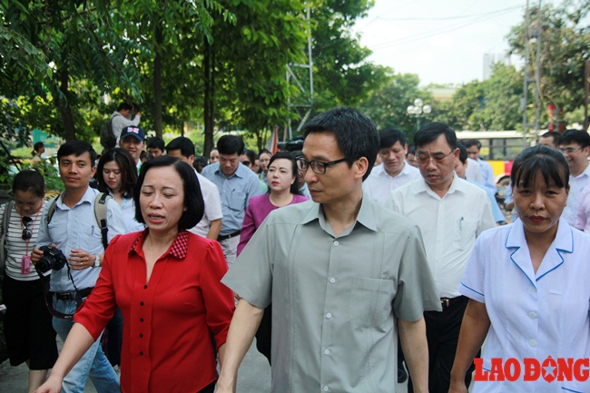 Phó thủ tướng Vũ Đức Đam thị sát điểm nóng SXH ở Hà Nội.