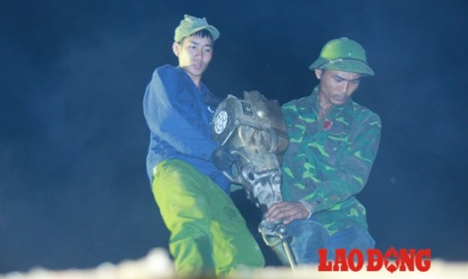 Trắng đêm cứu hộ cứu nạn ở huyện Mù Căng Chải. Ảnh: Cường Ngô