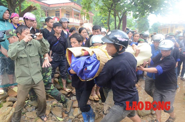 Thi thể bé trai bị lũ cuốn trôi. Ảnh: Cường Ngô