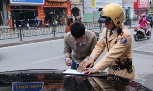 Cảnh sát giao thông TP.Hà Nội xử phạt lái xe vi phạm. Ảnh: Hải Nguyễn