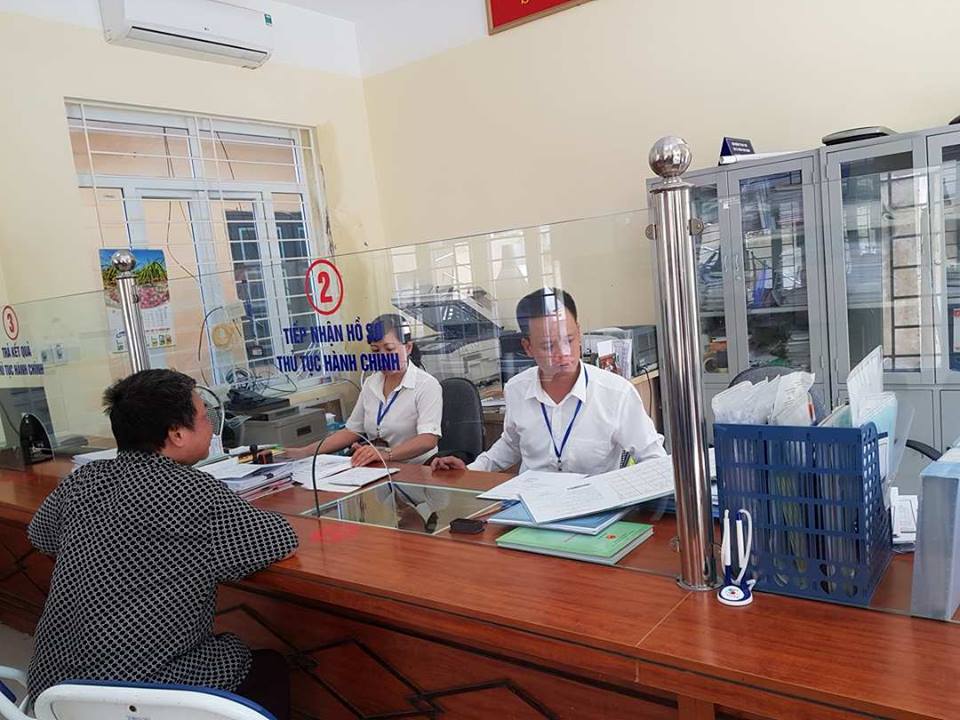 Bộ phận một cửa ở UBND phường Văn Miếu. Ảnh: Bảo Thắng