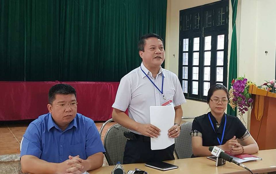 Ông Phạm Thanh Cao (giữa) trong buổi làm việc với UBND phường Văn Miếu. Ảnh: Bảo Thắng