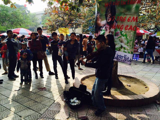 Cậu bé đánh đàn ở Bờ Hồ được cho đã có lời lẽ xúc phạm tổ công tác