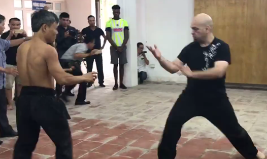 Flores trong trận giao đấu với võ sư ở Hà Nội. Ảnh cắt từ clip
