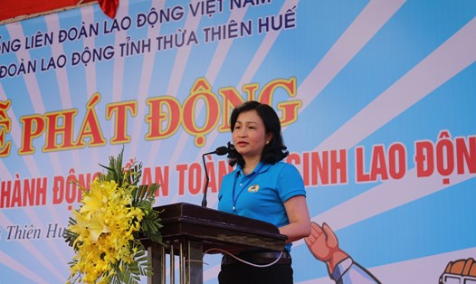 Đồng chí Nguyễn Khoa Hoài Hương-Chủ tịch LĐLĐ tỉnh phát biểu khai mạc lễ phát động. Ảnh: Đắc Thành