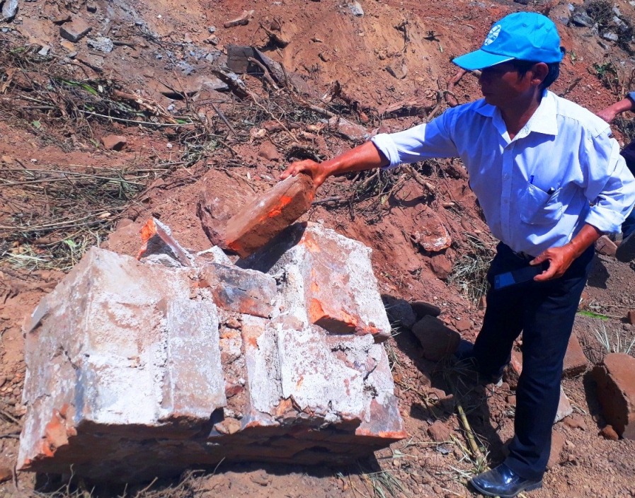 Tại hiện trường, một số đá, gạch bị xe ủi phá tan, vương vãi khắp nơi. Ảnh: N.Linh