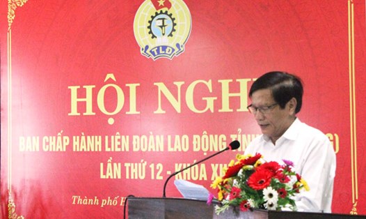 Đồng chí Nguyễn Văn Thạnh - Phó Chủ tịch LĐLĐ tỉnh báo cáo tại hội nghị. Ảnh: NĐT