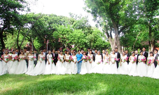 Lần đầu tiên LĐLĐ tỉnh Thừa Thiên-Huế đứng ra tổ chức đám cưới tập thể cho công nhân có hoàn cảnh khó khăn. Ảnh: Đ.P