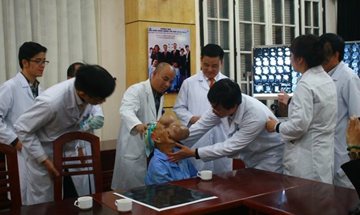 Các bác sĩ hội chẩn cho bệnh nhân Triệu Mùi Chài.