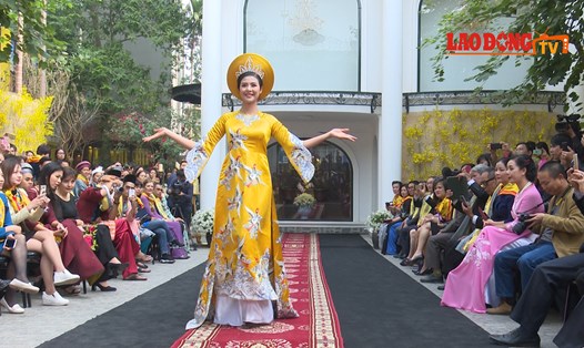 Hoa hậu Ngọc Hân đọ dáng cùng dàn mẫu trong hàng loạt thiết kế áo dài 
