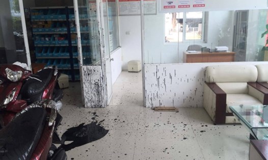 Cửa hàng bán xe máy của Cty Huệ Lộc bị ném bom bẩn (ảnh CHCC)