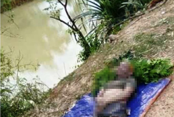 Thi thể cụ ông khi phát hiện dưới kênh nước. (ảnh L.Đ)