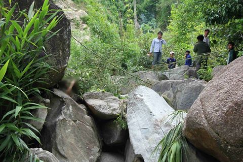 Thi thể người phụ nữ chết bên suối. Ảnh A.N