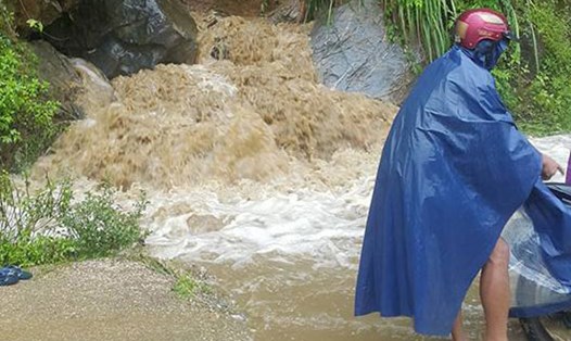Nước lũ tràn xuống đường ở huyện Quế Phong, khiến giao thông bị cản trở. Ảnh: V.G