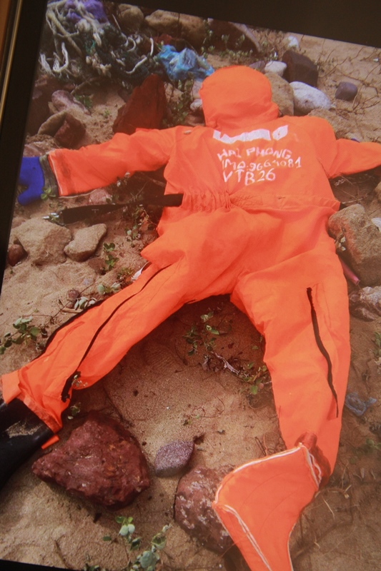 Bộ áo bảo hộ nằm bên bờ biển Nghi Thiết là của thủy thủ VTB26 (ảnh H.Q)
