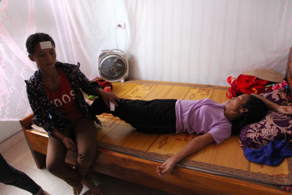 Người thân đau đớn đón thi thể các nạn nhân về nhà.  Ảnh D.N