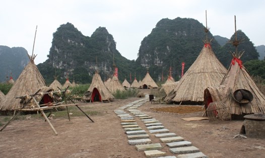 Gần 50 lều có hình chóp nón giống nhà ở của thổ dân Châu Phi được dựng lại. Ảnh: NT