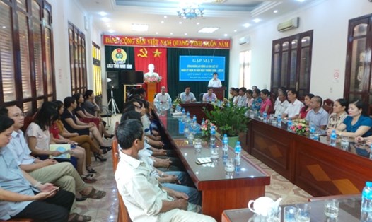Lãnh đạo LĐLĐ tỉnh Ninh Bình gặp mặt công nhân lao động là thân nhân liệt sĩ. Ảnh: NT
