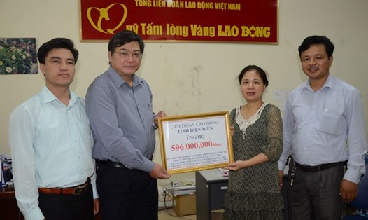 Đại diện Quỹ TLV tiếp nhận tiền ủng hộ từ LĐLĐ tỉnh Điện Biên