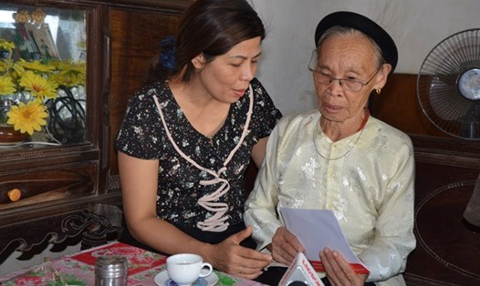 Đại diện Quỹ Tấm lòng Vàng Lao Động thăm hỏi động viên mẹ Lê Thị Lương