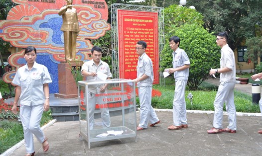 Cán bộ, công nhân viên Cy CP Bóng đèn Phích nước Rạng Đông ủng hộ đồng bào miền Trung