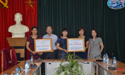Lãnh đạo Công đoàn Viên chức Việt Nam trao tiền ủng hộ tới Quỹ (Ảnh: HN)