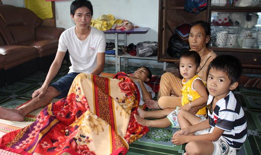 Gia đình anh Việt rơi vào cảnh túng quẫn, nợ nần