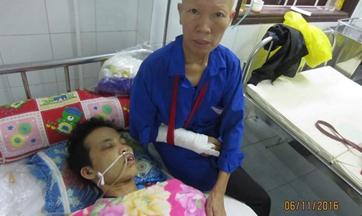 Chị Phan Thị Thủy bên cạnh đứa con trai mới bị tai hiện sức khỏe đang rất nguy kịch.