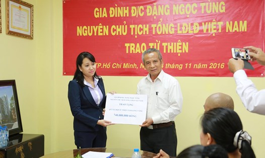Ông Đặng Ngọc Tùng (bên phải ảnh) đại diện gia đình trao tặng Quỹ Tấm Lòng Vàng Lao Động số tiền 740.000.000 đồng